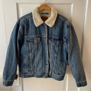 LEVIS SHERPA JEAN JACKET SIZE LARGE